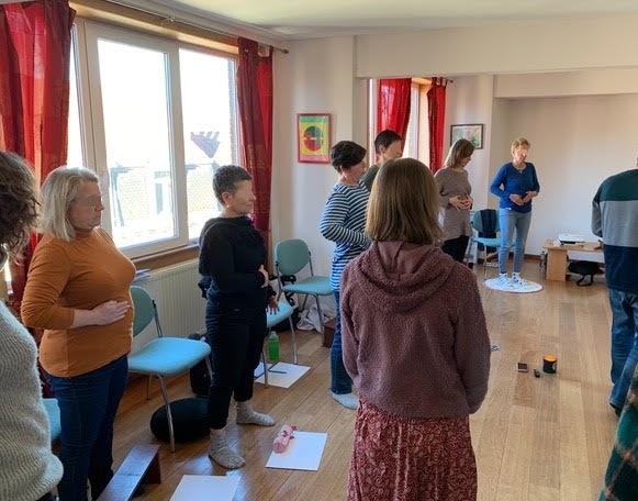 Sophrologie - main sur le hara