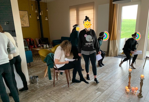 Atelier de sophrologie dynamique en groupe, avec participants debout, assis ou en mouvement dans une salle lumineuse et chaleureuse.